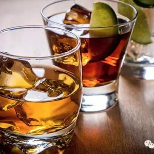 同是蒸餾酒，為什么喝威士忌一般加冰而白酒有時加熱？